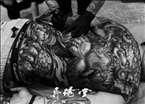 满背纹身 唐狮纹身 黑白纹身